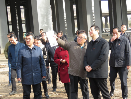 省委常委、西寧市委書記王曉在青海省物產(chǎn)集團總公司黨委書記、總經(jīng)理王玉輝陪同下，深入青海物產(chǎn)朝陽物流園區(qū)。