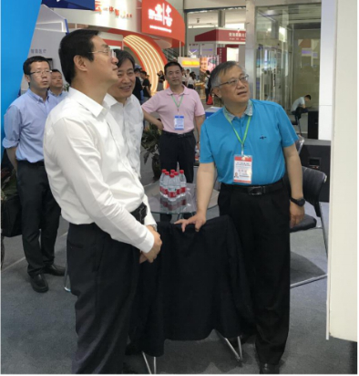省委常委、西寧市委書記王曉蒞臨第十九屆青洽會青海物產(chǎn)展位參觀